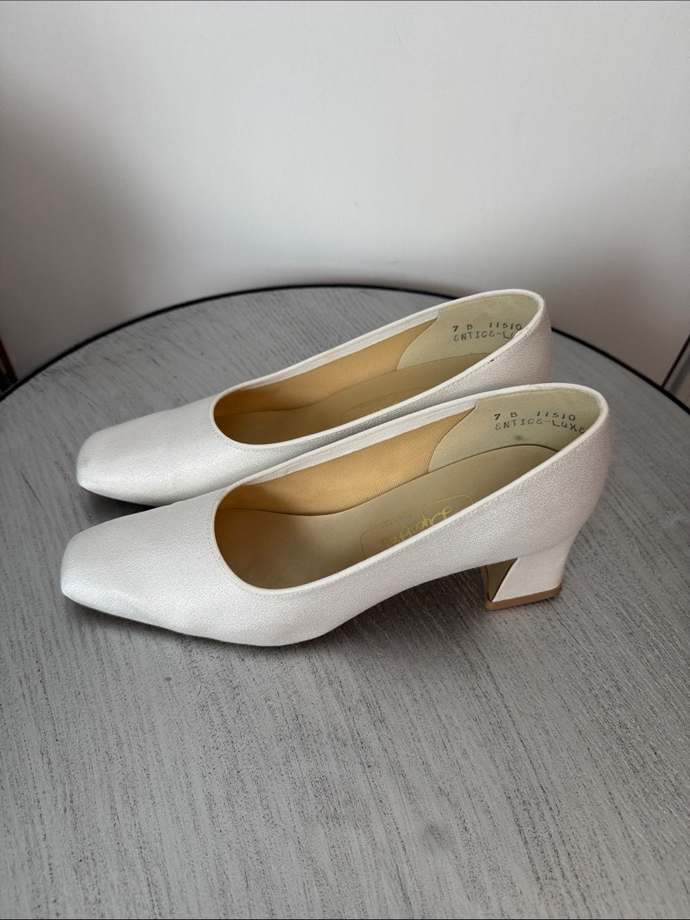 Brides Ivory Closed-Toe Dress Pumps